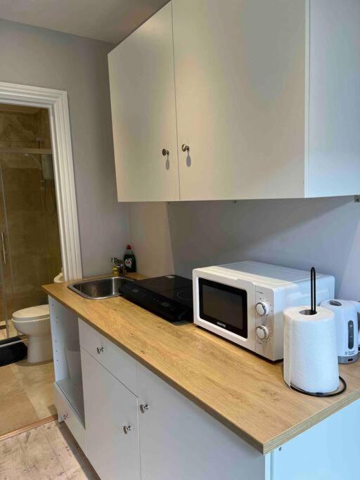 Newly Built Large Garden Ensuite Guest Studio บอร์แรมวูด ภายนอก รูปภาพ