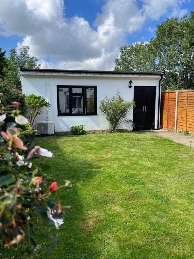 Newly Built Large Garden Ensuite Guest Studio บอร์แรมวูด ภายนอก รูปภาพ