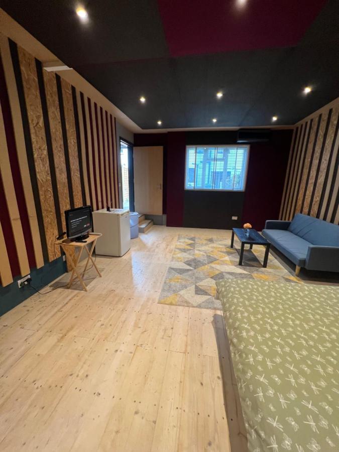 Newly Built Large Garden Ensuite Guest Studio บอร์แรมวูด ภายนอก รูปภาพ