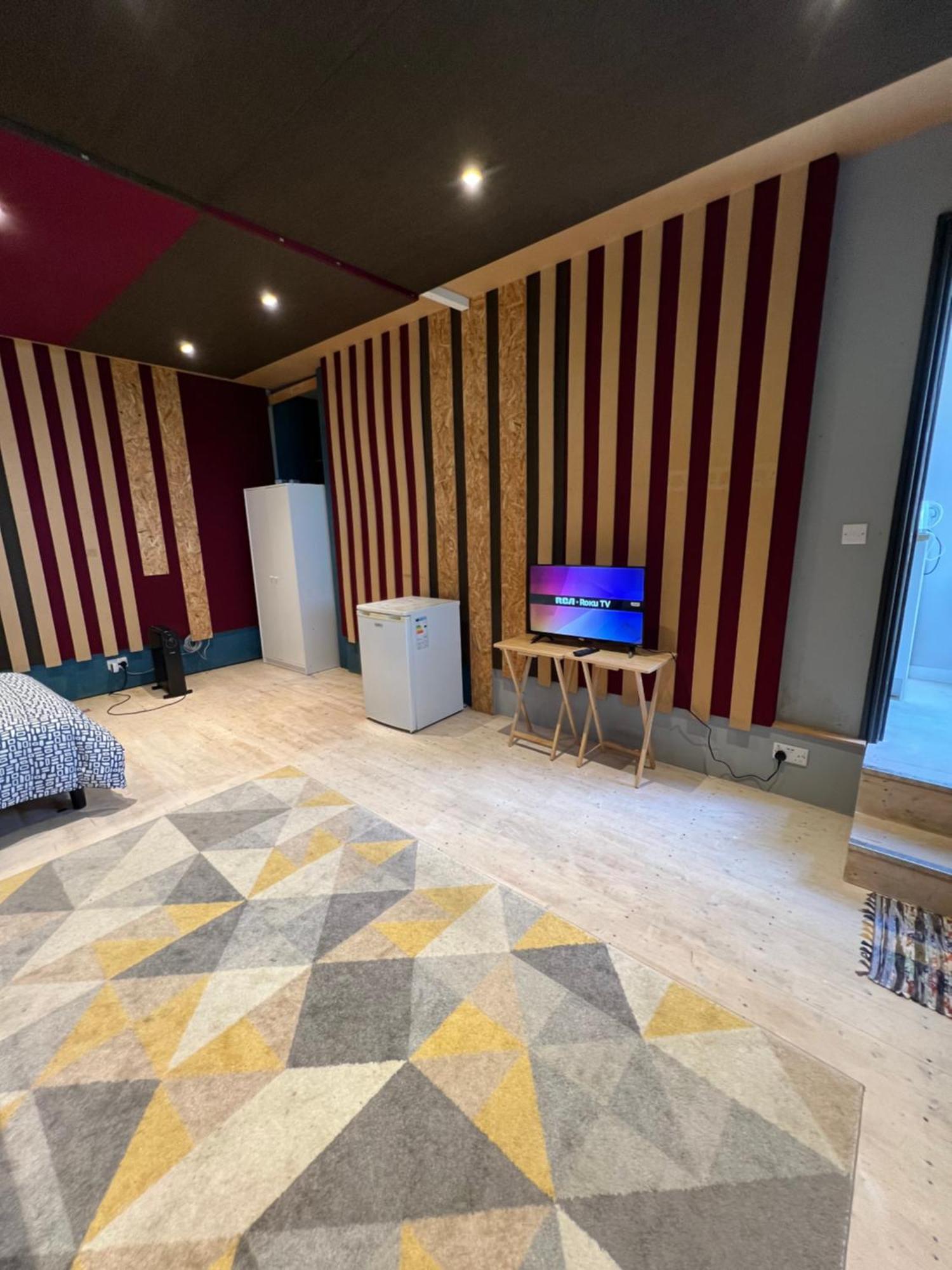Newly Built Large Garden Ensuite Guest Studio บอร์แรมวูด ภายนอก รูปภาพ