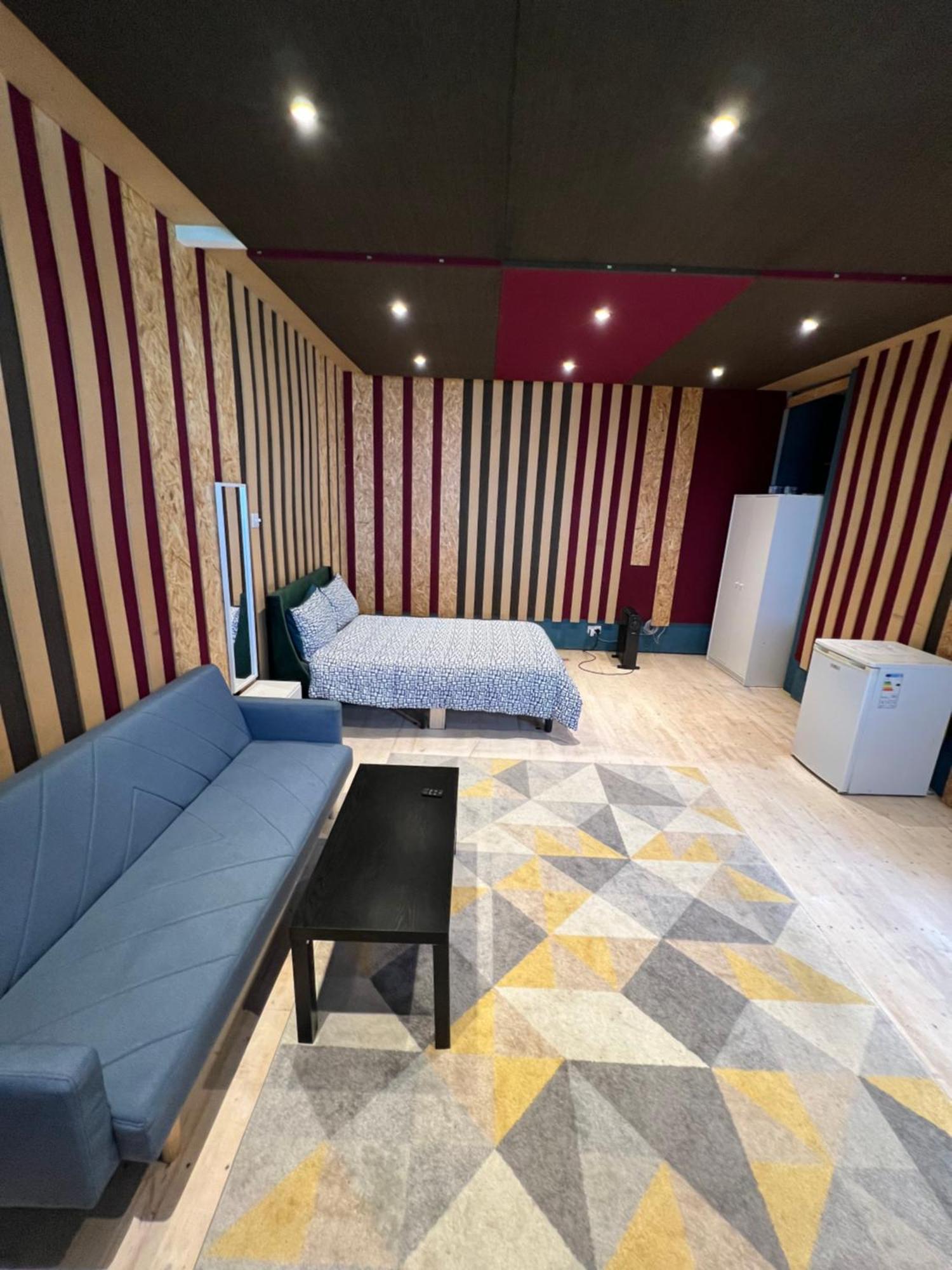 Newly Built Large Garden Ensuite Guest Studio บอร์แรมวูด ภายนอก รูปภาพ